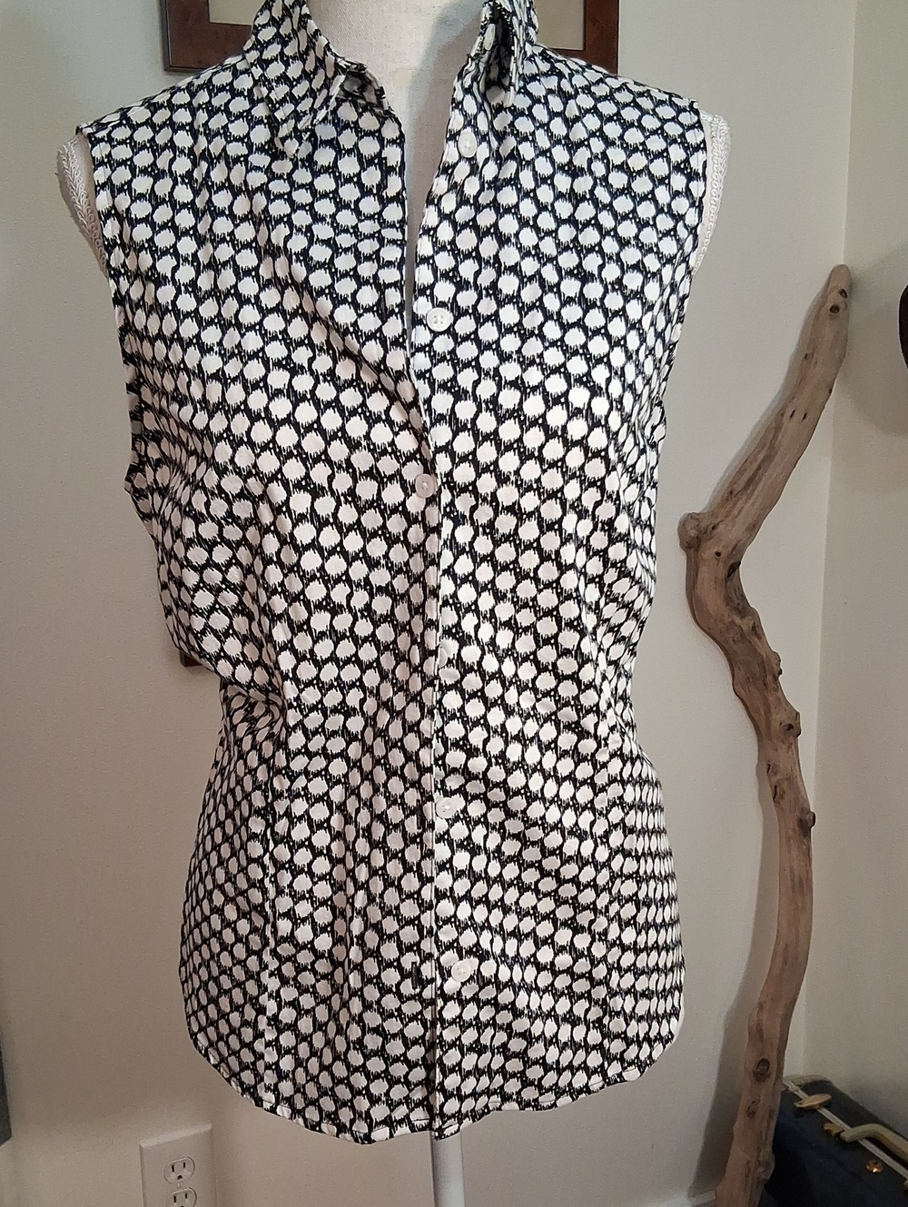 212 Collection Navy and White Sleeveless Button-Down Shirt